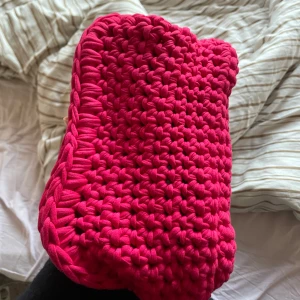 Virkad väska  - En helt ny egen virkad röd väska, priset är mesta dels för garnet och för en ram 