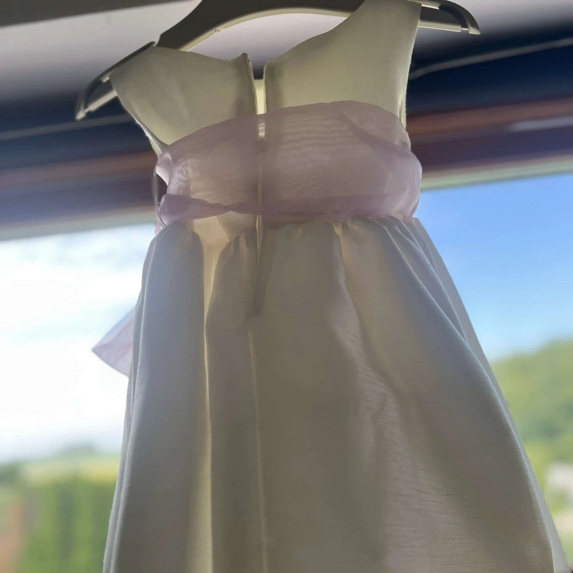 Vit kortklänning med rosa rosett - 1