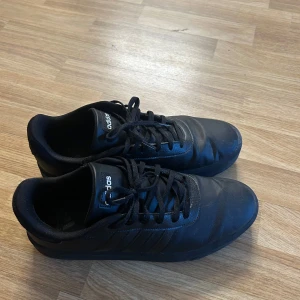 Adidas VS Pace 2.0 - Svarta Adidas sneakers med klassisk design och diskreta ränder på sidorna. Skorna har snörning och platt sula, samt Adidas-logga på plösen och sulan. Tillverkade i syntetmaterial med en stilren look som passar till det mesta. Dessa skor var använda max 4 gånger annars jättebekväma.