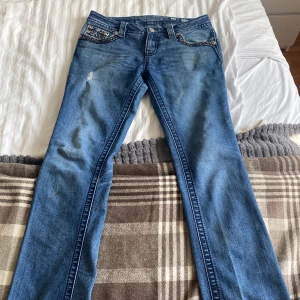Miss Me Jeans!! - Jätte snygga Miss Me jeans som jag tyvär inte kom till användning för mig, står att de är midrise men jag skulle klassa det som lowrise!!! Skulle säga att det passar både medium och small!!💞💞