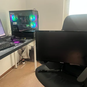 En 144hz 24 tum samsungskärm  - En 144hz 24 tum samsungskärm 