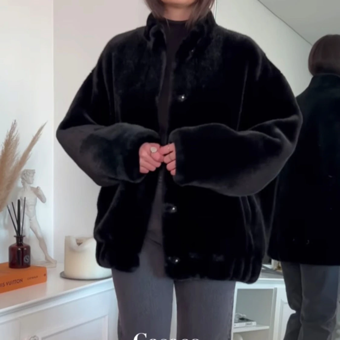 Svart pälsjacka i oversized modell