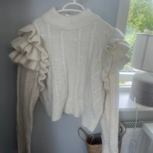 Stickad vit, ginatricot str S - Fint mönster stickad vit.