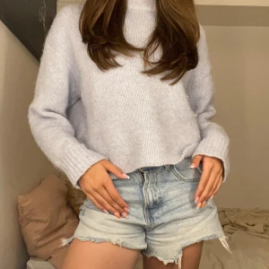 Stickad tröja - Ljus blå snygg stickad tröja