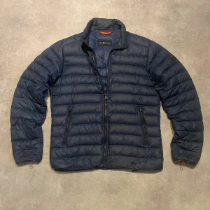 Sail Racing  - Dunjacka från Sailracing. Stilren och perfekt för alla årstider. Har ett hål inuti jackan men går att laga enkelt. Vid frågor kontakta, allt gott!