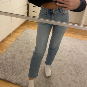 Mom jeans  - Ett par Mom jeans från zara i storlek 32 💗