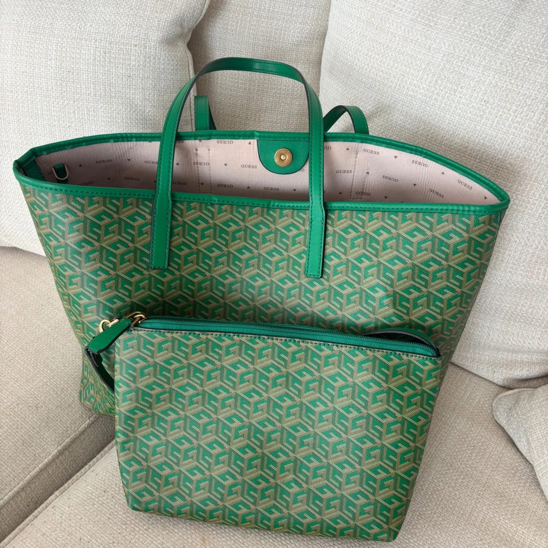Grön shoppingväska från Guess
