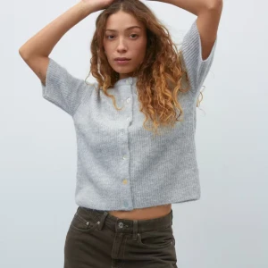 kortärmad kofta - Supermjuk och ribbstickad grå kofta från Monki med kort ärm och rund hals. Koftan är croppad och har knappar framtill, perfekt att slänga över ett linne eller t-shirt. Enkel och stilren design som funkar året runt.