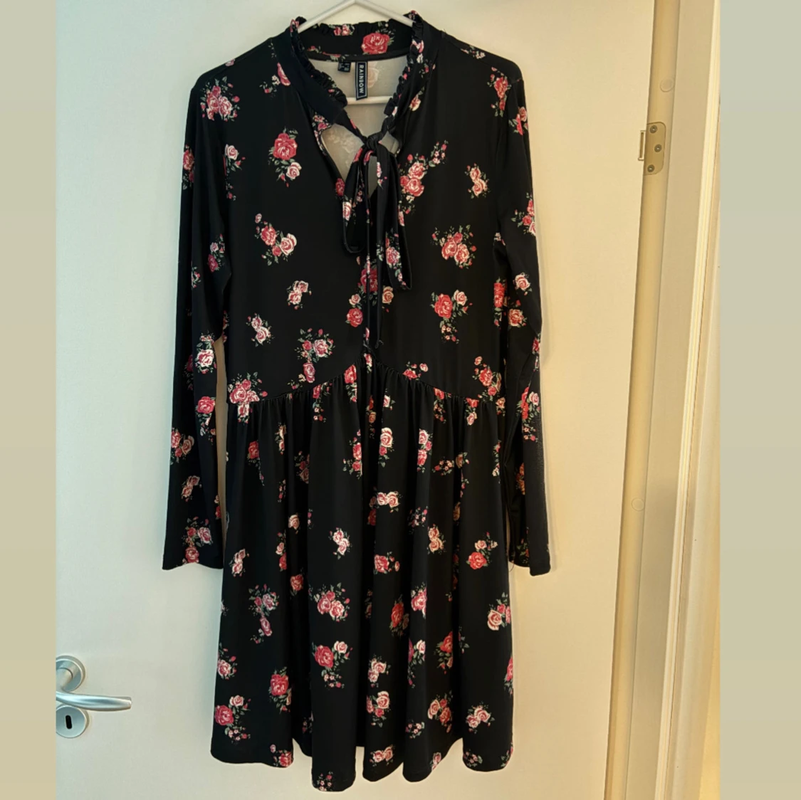 Svart blommig klänning från Rainbow - 4