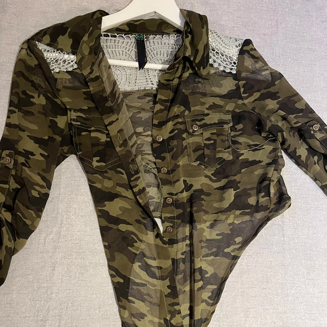 Camouflage croppad skjorta med spets - 2