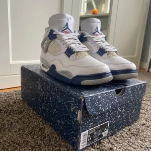Air Jordan 4 Midnight Navy - Hej! Jag säljer ett par jordan 4 Midnight navy pga att dem är för små för mig. Köpta från soleplus.se i början av 2023. Kvitto och box finns. Kontakta för mer information