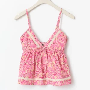 Rosa linnetopp från Gina Tricot - Superfin rosa topp, säljer då den inte kommer till användning, prislapp finns kvar, jättefint skick .Toppen har v-ringning, spetsdetaljer och knyt framtill. 💕💕