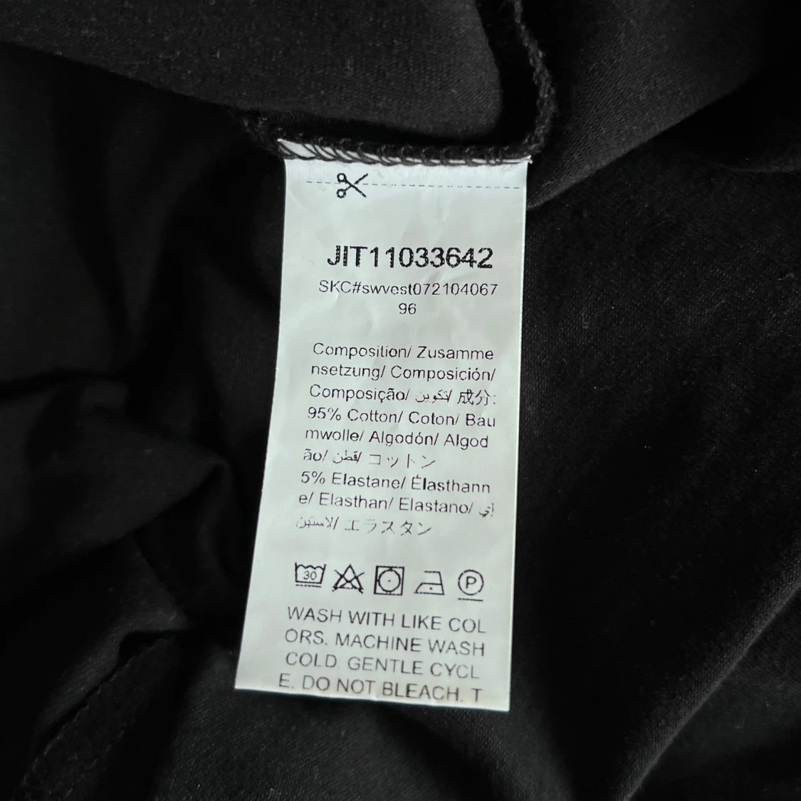 Svart croppad linnetopp med fjäril - 4