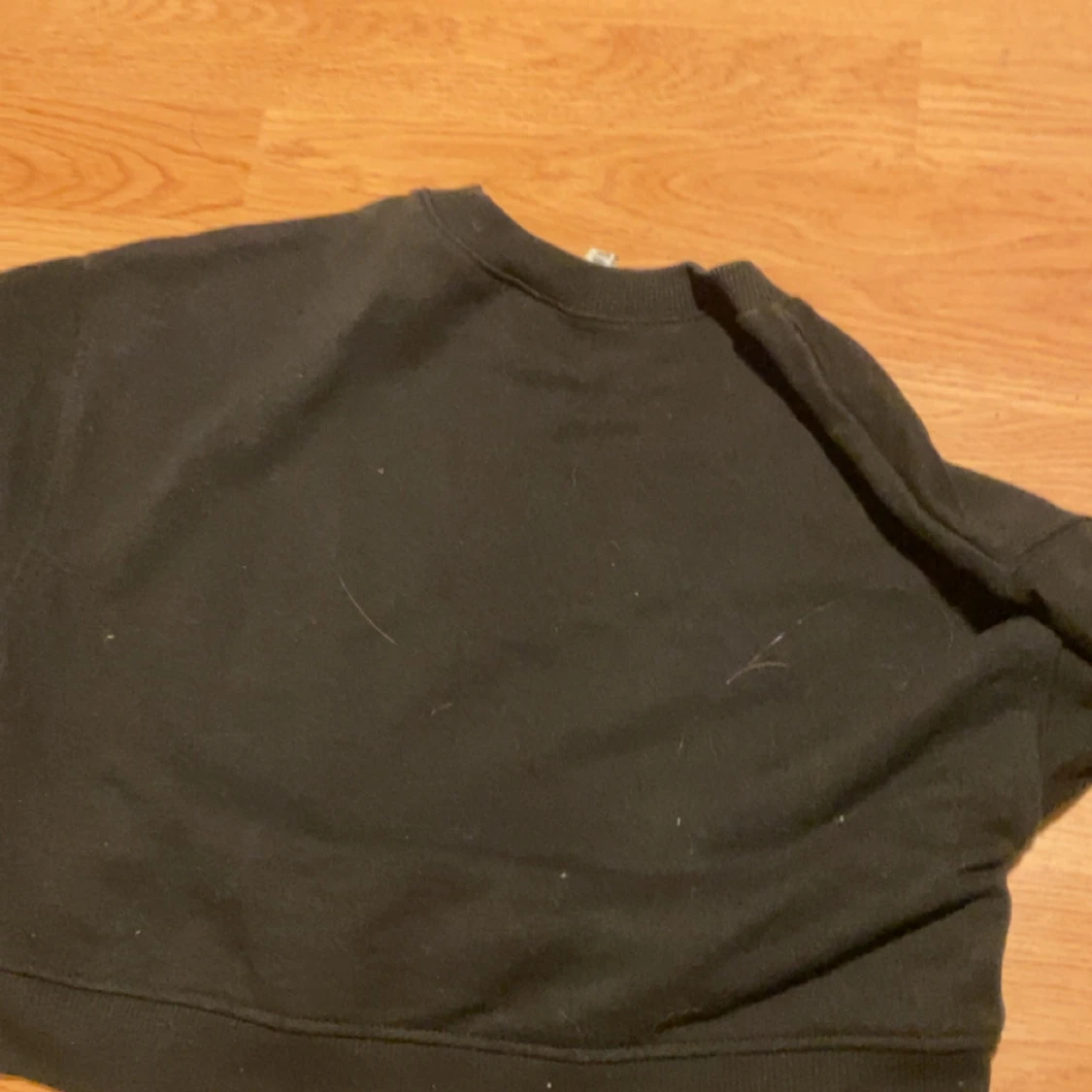 Svart croppad sweatshirt från H&M Divided - 1