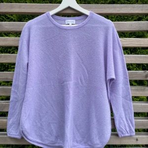 Kashmirtröja från Davida - Lila kashmirtröja från Davida. Modellen heter ” Curved sweater ”. Kan notera små färgskillnaderna i tyget, men inte något som syns mycket. Annars fint skick. Storlek M 😇 Viss prutmån finns.