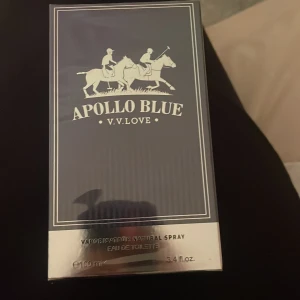 Apollo Blue Eau de Toilette 100ml - Apollo Blue Eau de Toilette från V.V. Love, 100 ml. Snygg mörkblå förpackning med silverdetaljer och motiv av två polospelare. Flaskan är designad i UK och tillverkad i PRC. Perfekt för dig som gillar stilrena och sportiga dofter.