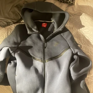 Blå nike tech - Använd några gånger fick hem den för ca en vecka sen