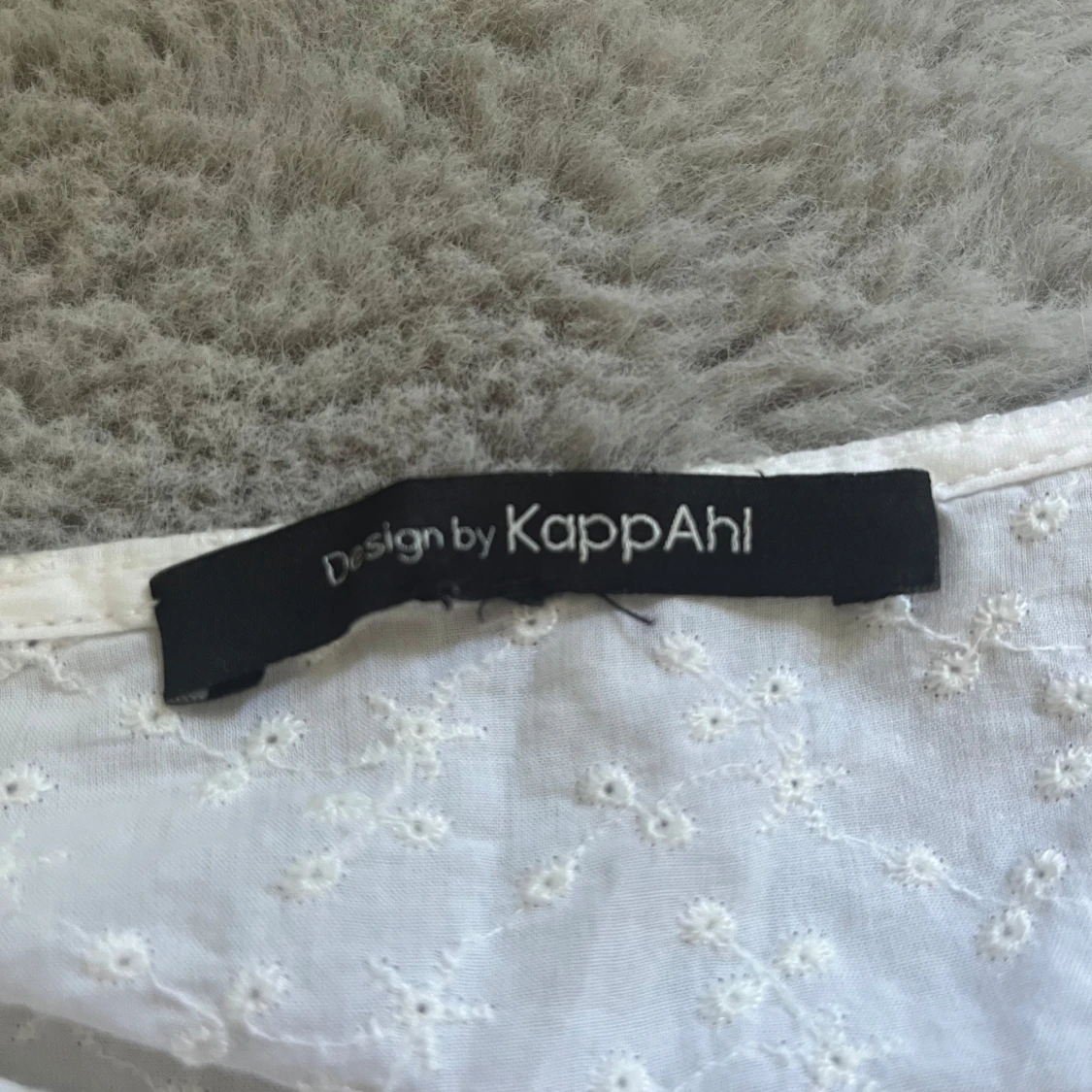 Vit blus med puffärm från KappAhl - 1