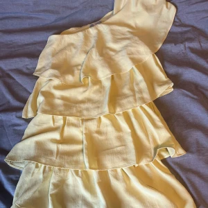 Gul volangklänning Zara - Säljer denna pourlära och eftertraktade klänning ifrån Zara 