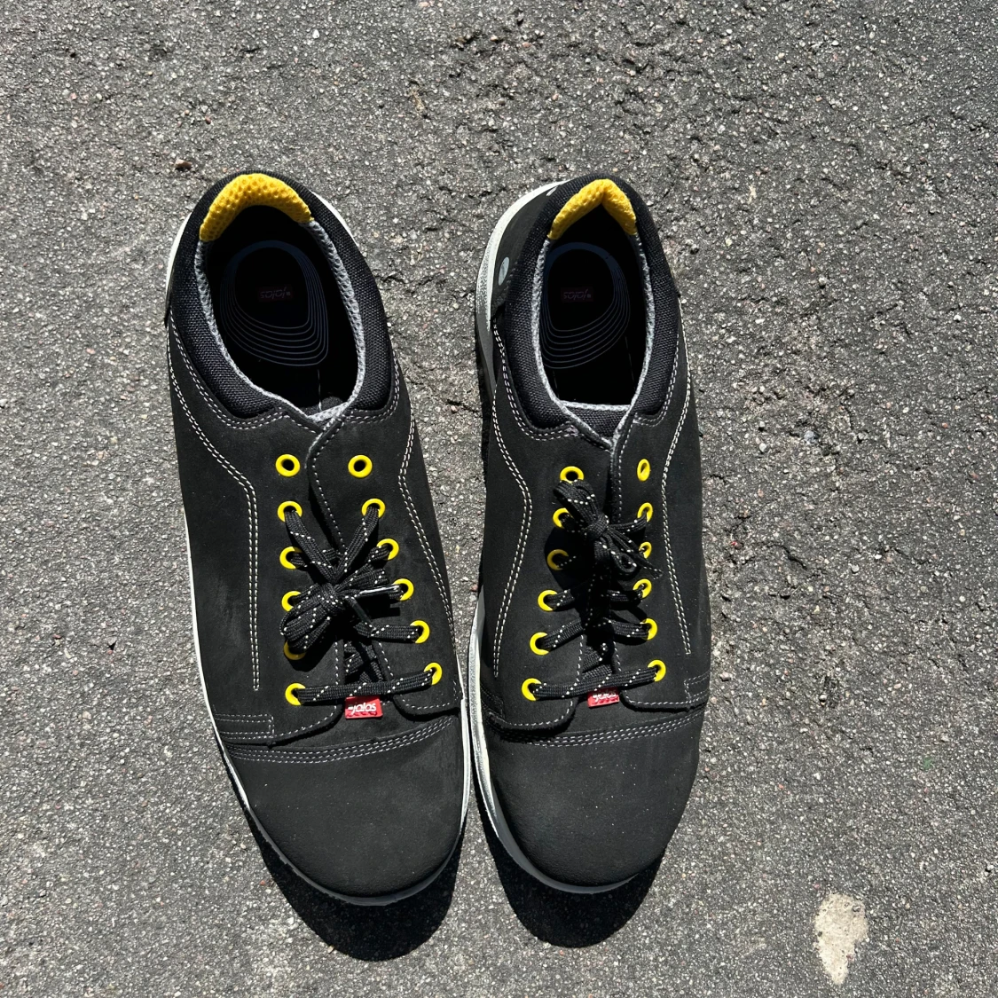 Svarta sneakers från Jalas med gula detaljer - 3