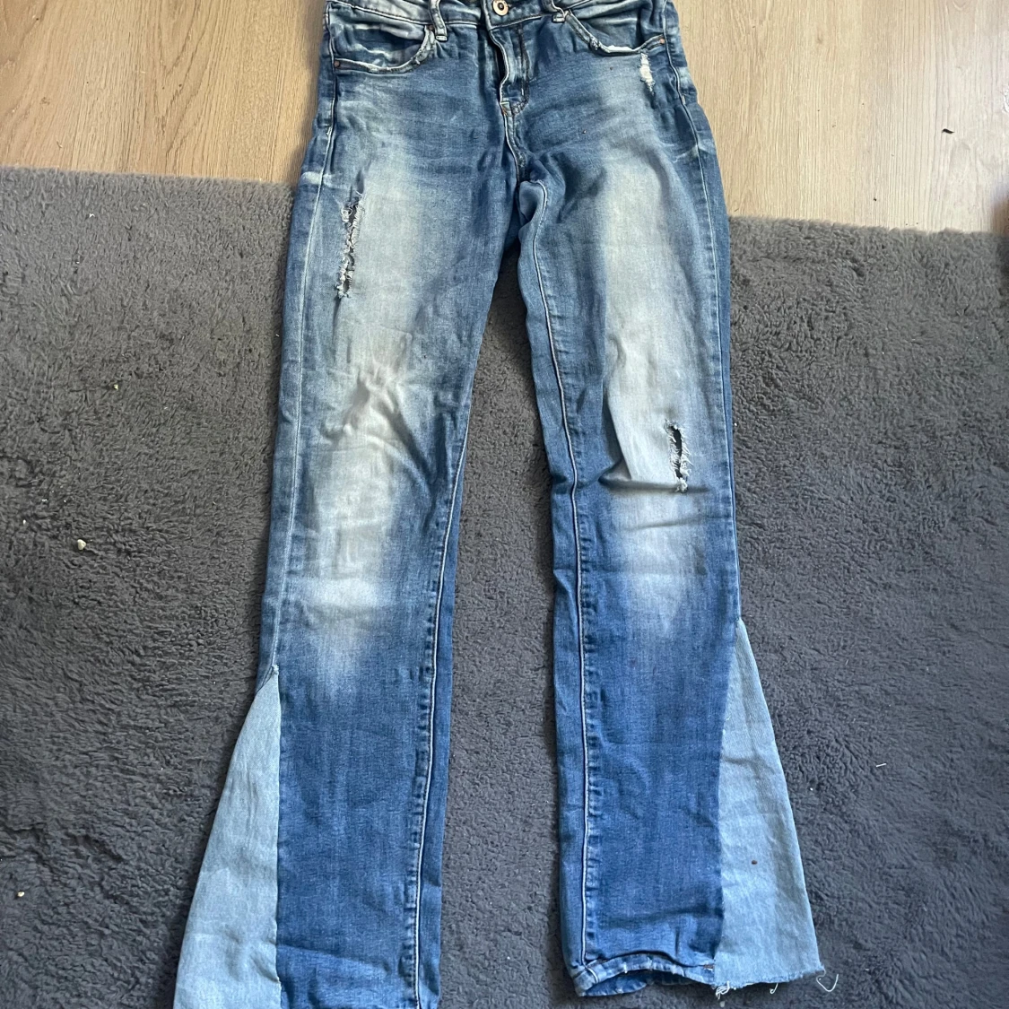 Blå bootcut jeans med slitningar - 2
