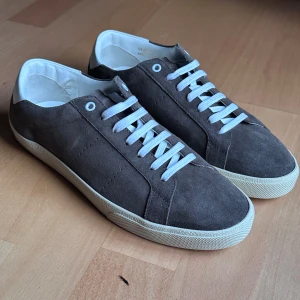 Saint Laurent SL/06 Low - Taupe - Court Classic SL06 Low sneakers från Saint Laurent i brun mocka. Användna ett fåtal gånger. Storlek 43 ½. Hör av er vid funderingar ☺️👍 