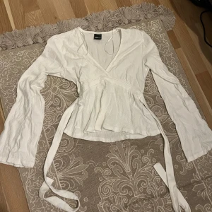 Vit knyt tröja från Gina Tricot  - Säljer en vit tröja som man knyter från gina. Stl XS🩷 säljer för den inte kommit till användning, använt ungefär 3 gånger. hör av er innan ni köper!!