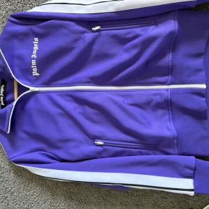 Palm Angels track suit - Palm angels tröja i unik blå-lila färg. Knappt använd. Passar S. Nypris 395$ ~ 4000