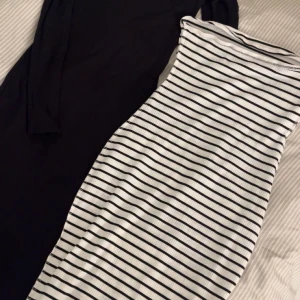 Två tighta klänningar, svart & randig - Säljer två snygga tighta klänningar, båda är ribbade och sitter bra, den svarta är från lager 157 stolen Xs, den andra vet jag inte vart den är i ifrån men den e också i Xs