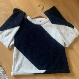 Stickad tröja!🌸 - Säljer en randig stickad tröja från Gina tricot Young i storlek 146/152. Jag säljer tröjan av andledning att den har blivit för liten för mig. Tröjan är marinblå och vit i form av ränder!Nypriset är 249kr och jag säljer för 150kr men priset kan diskuteras! Kontakta mig via plick om du vill ha fler bilder på tröjan🌸💞