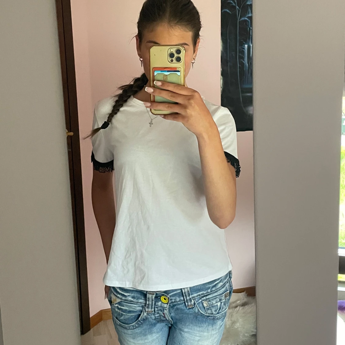 Vit t-shirt med spetsdetalj på ärmar - 1