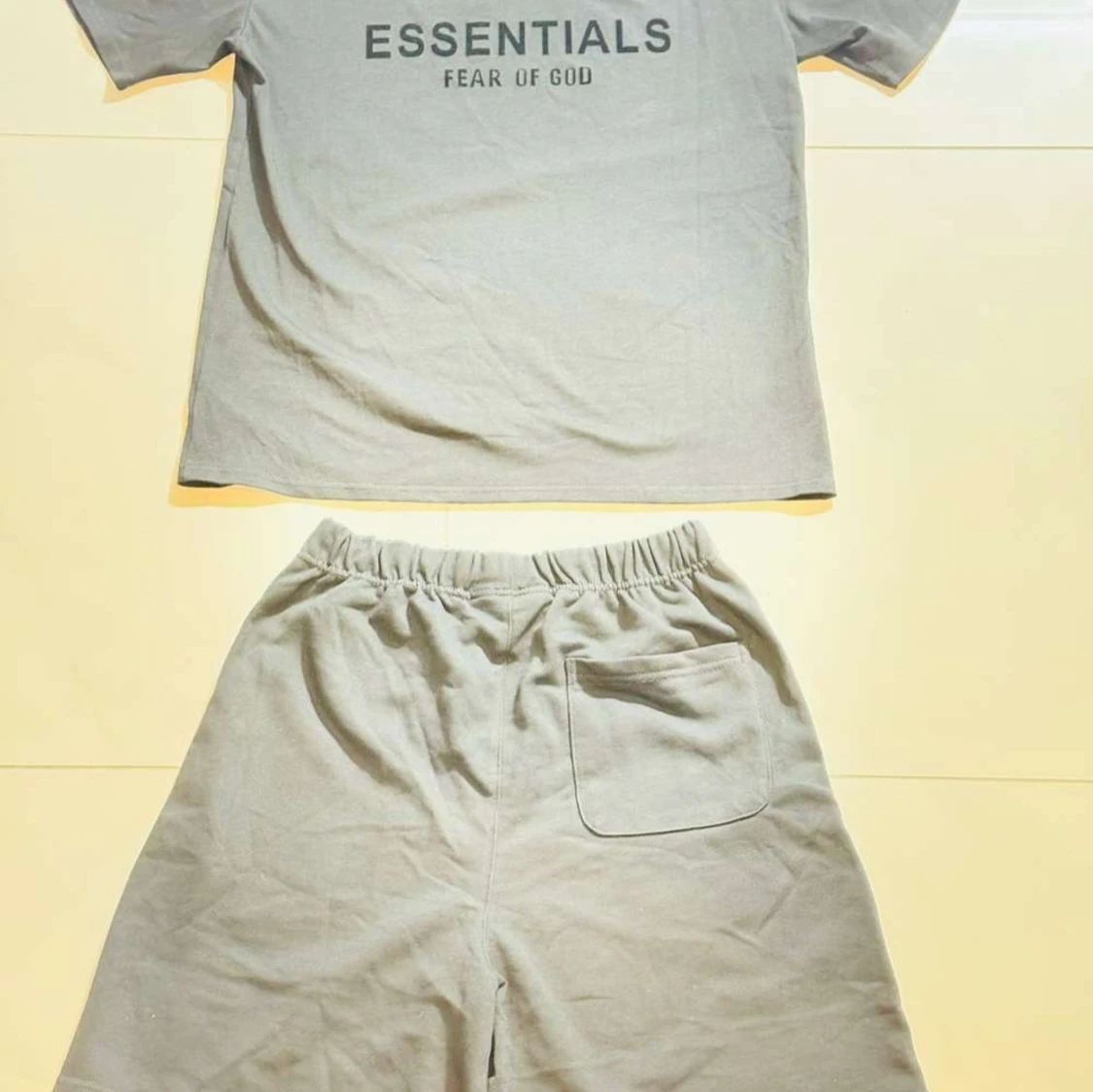 Grå Essentials t-shirt från Fear of God - 1