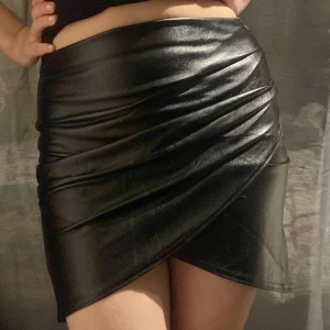 Svart omlottkjol i skinnlook NLY ONE - Säljer för jag inte använder den. 