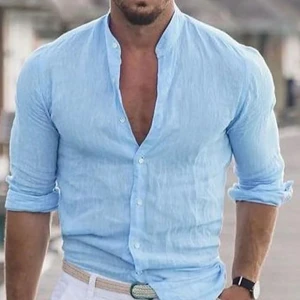 Ljusblå skjorta  - Säljer dena ljusblåa skjorta. Vet ej om det är linne men den är väldigt tunn och bra nu inför sommaren. Den passar dig som är mellan 182-186cm i runda slängar. Skriv om ni har några frågor. 