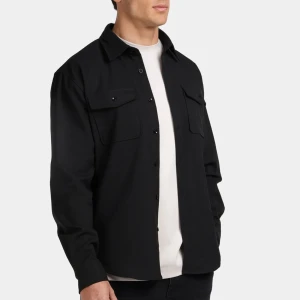Svart overshirt med bröstfickor från ICON AMSTERDAM  - Stilren svart overshirt med klassisk krage och två stora bröstfickor med lock och knappar. Skjortan har lång ärm, raka linjer och knäppning framtill. Perfekt att bära öppen över en t-shirt för en avslappnad look.