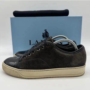 Lanvins bruna - Snygga svarta sneakers från Lanvin i uk6 sol motsvarar ungefär stl 40-4- jätte bra skick och skickas nytvättade !Obs ingen box fås med!