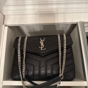 Svart quiltad handväska - Snygg svart quiltad handväska. 