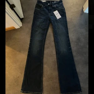 Bootcut jeans från Zara - Säljer ett par snygga mörkblå jeans från Zara i nytt skick. De har en slim fit med bootcut och är lågmidjade. Helt nya. Säljer då jag beställde fel storlek.