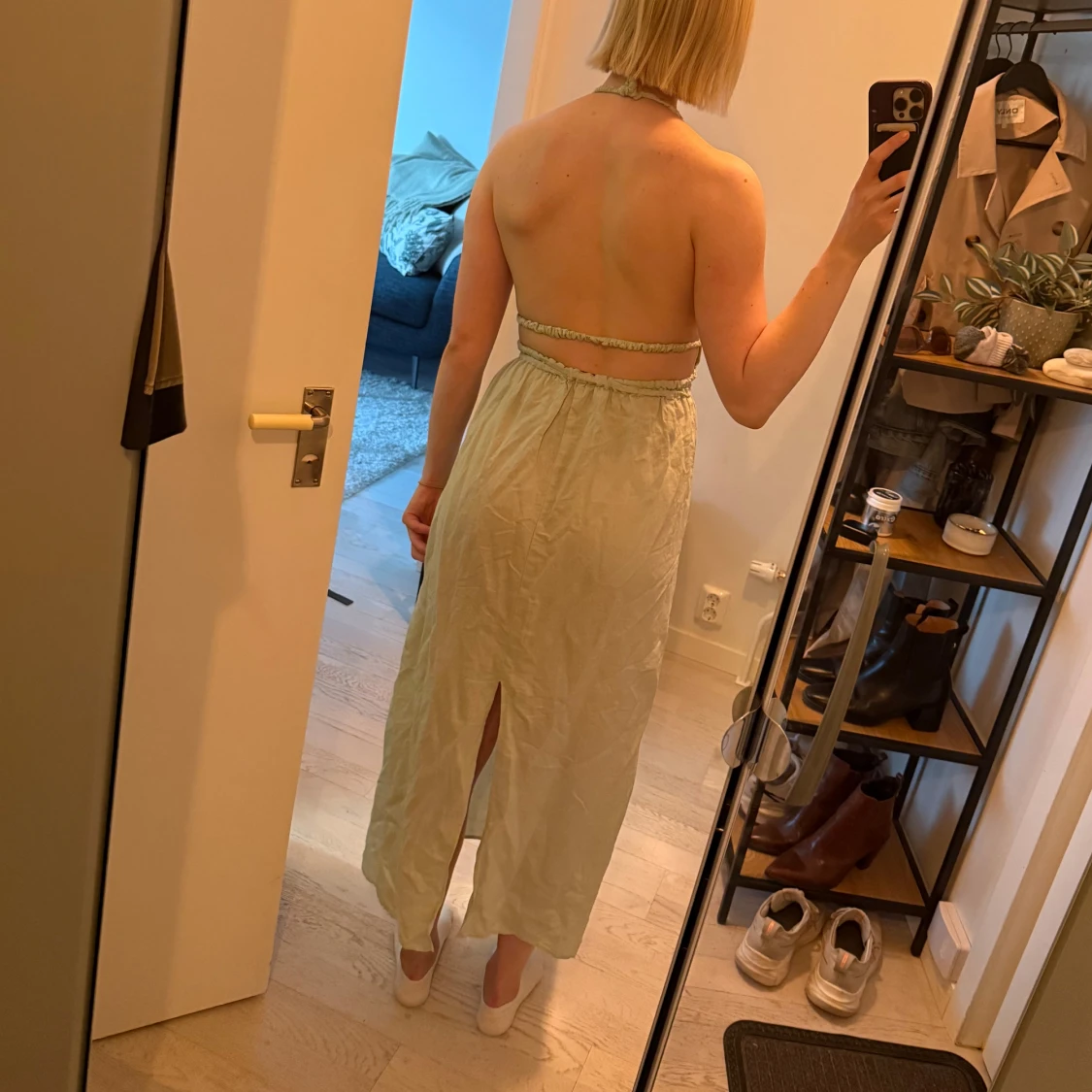 Ljusgrön långklänning med öppen rygg - 2