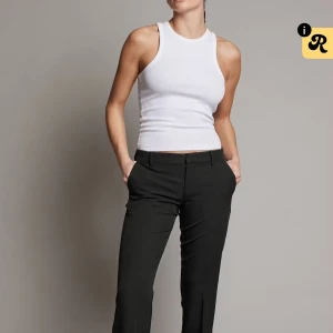 Kostymbyxor  - Säljer mina svarta kostymbyxor från bikbok, de e low waist och är i storlek 32