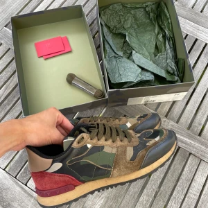 Valentino rockrunners  - Hej! Säljer nu dessa sjukt snygga valentino skor. Skorna är i fint skick. Allt og! Hör gärna av dig vid frågor 