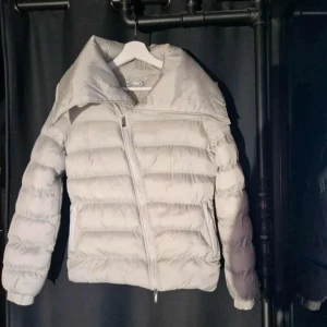 Ljusgrå jacka - Super snygg och cool jacka perfekt till hösten. Aldrig använd! Är öppen för prisförslag🤗🥰