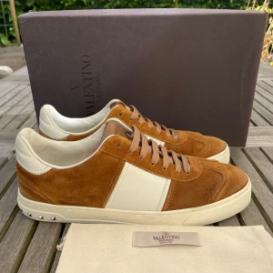 Valentino flycrew(nya) - Hej! Säljer nu dessa sjukt snygga valentino skor. Skorna är typ nya!Har box och dustbag! Hör gärna av dig vid frågor 