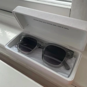 Grå transparenta solglasögon Chimi - Snygga solglasögon från Chimi. 