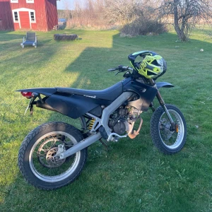 Derbi Senda SM Cross-Moppe - En Derbi Senda SM 2005. Gjord i 2002 och använd sparsamt sen dess. 49cc motor, med allt original så går lagligt. Skriv för frågor! Pris kan diskuteras. Moppen står runt Värnamo