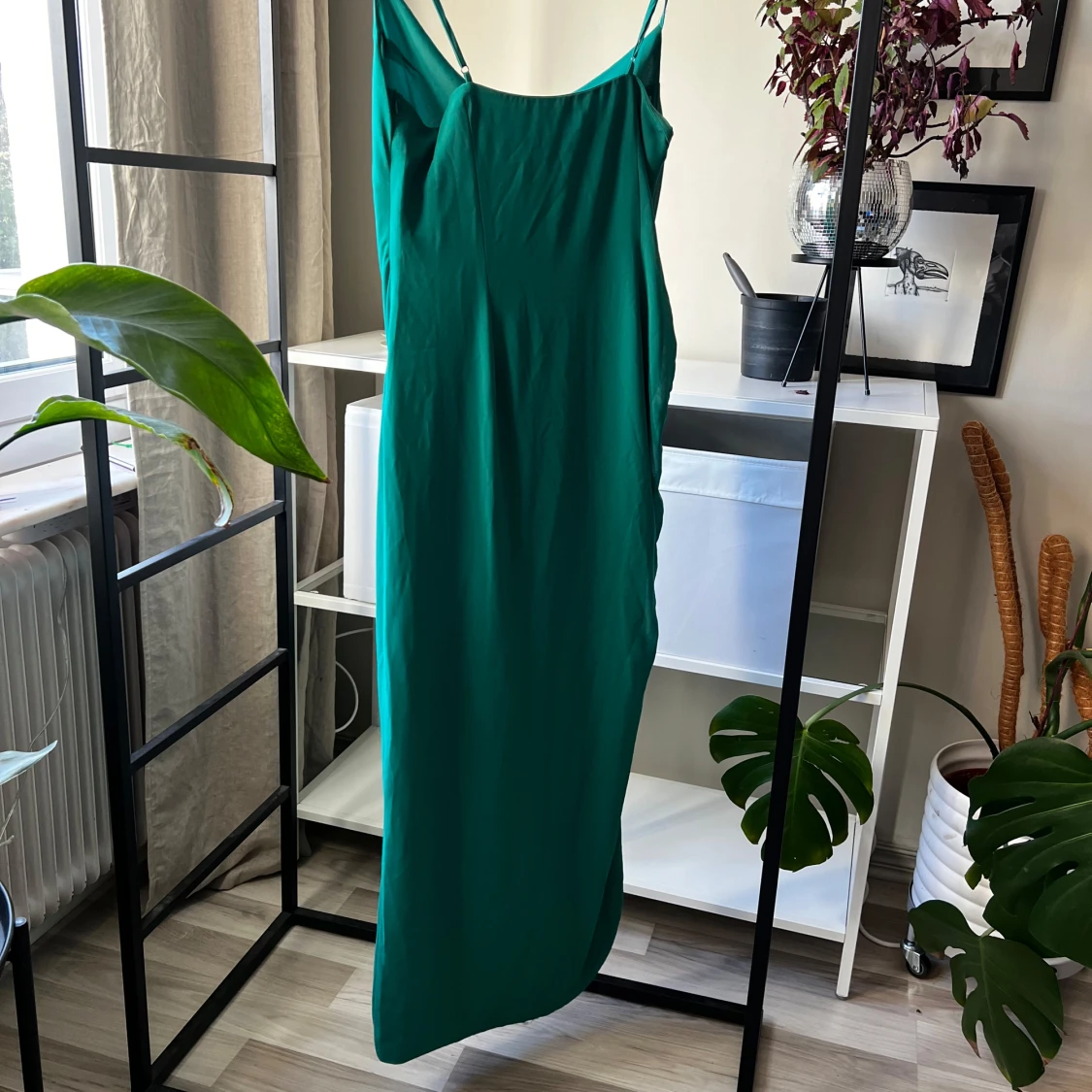 Grön långklänning från NA-KD - 1