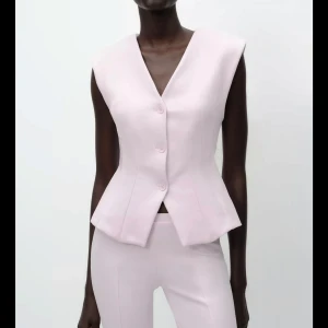 Ljusrosa figursydd väst med knappar - Supersnygg ljusrosa väst från zara med v-ringning och tre knappar framtill. Aldrig använd!💗