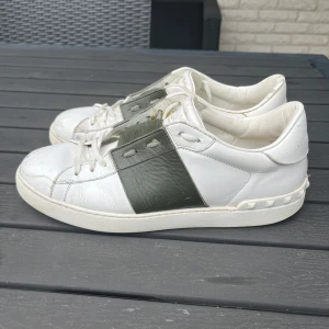 Valentino open skor mörkgrön - Valentino open skor mörkgrön, de är i använt skick och därmed kommer slitage, kolla alla bilder så ser du vad jag menar, skriv för fler bilder då de finns fler små slitage. Endast skorna ingår.