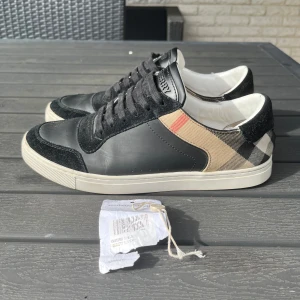 Burberry skor svarta - Burberry skor svarta i bra skick, små tecken på användning. Endast skorna ingår.