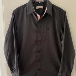 Svart burberry skjorta - En otroligt stilig skjorta till fina stunder o goa kvällar. Jätte bra kvalitet på skjortan och lätt att matcha med. Om det finns nån fråga är det bara att skriva🙌🤩